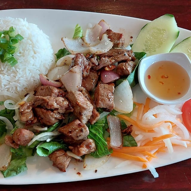 R5. Rice With Shaky Beef (com bo luc lac).